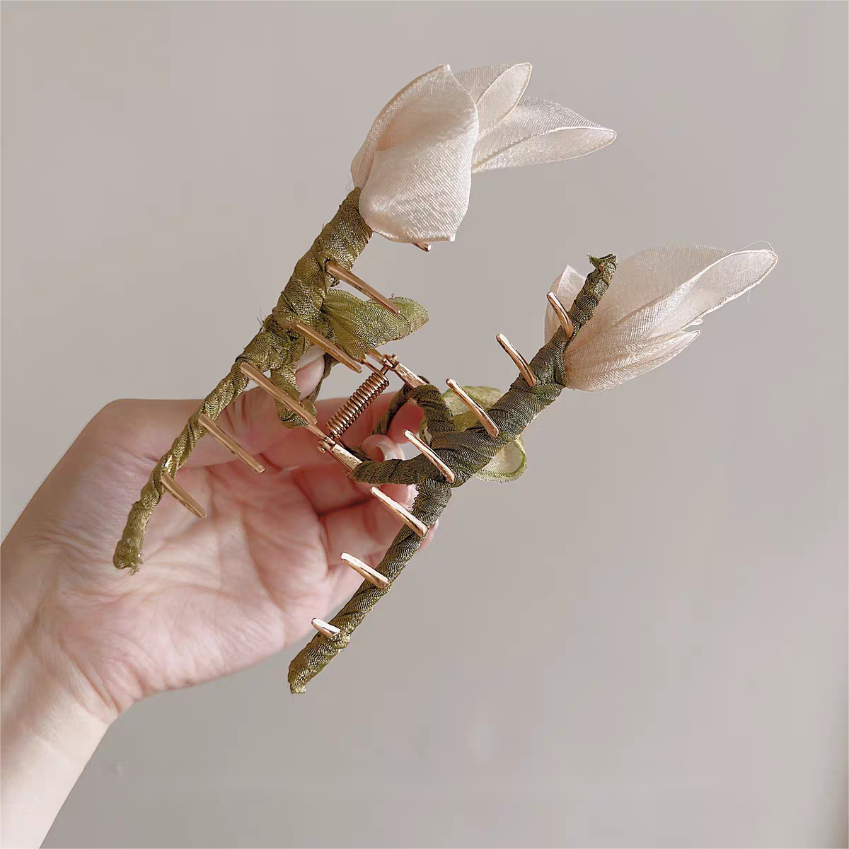 Elegante Haarspange mit Tulpen-Chignon aus Spitze