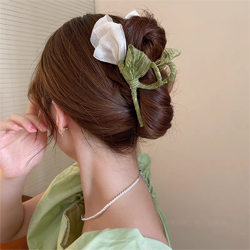 Elegante Haarspange mit Tulpen-Chignon aus Spitze