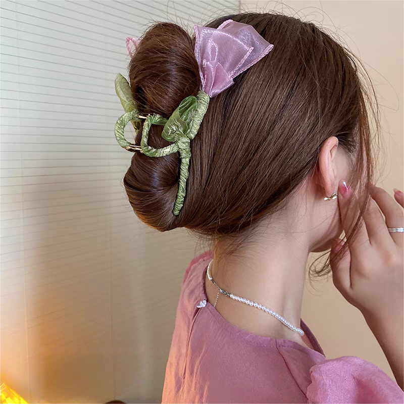 Elegante Haarspange mit Tulpen-Chignon aus Spitze