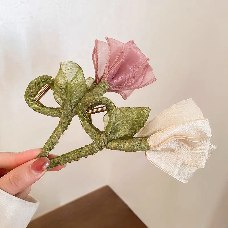Elegante Haarspange mit Tulpen-Chignon aus Spitze