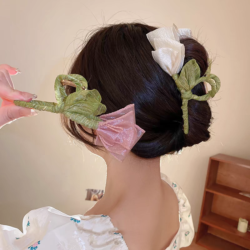 Elegante Haarspange mit Tulpen-Chignon aus Spitze