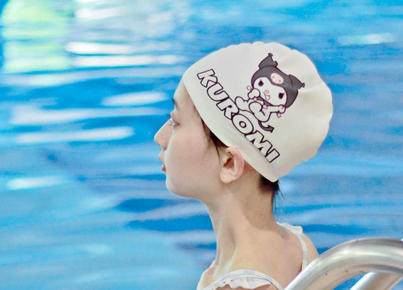 Bonnet de bain blanc à motifs de dessins animés