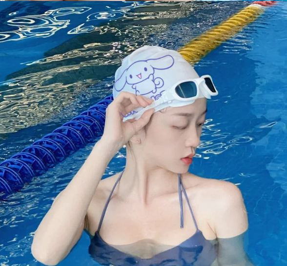 Bonnet de bain blanc à motifs de dessins animés