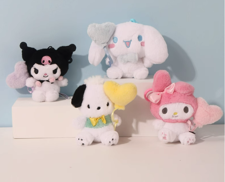 Porte-clés en peluche représentant un personnage de dessin animé avec un cœur