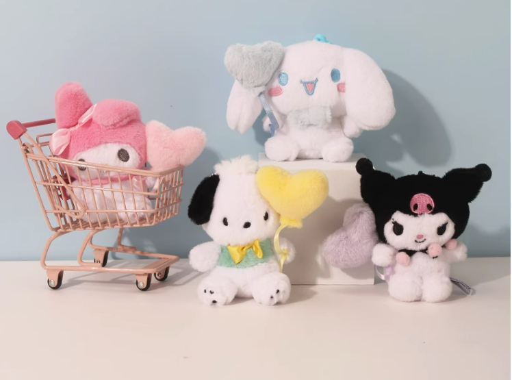 Porte-clés en peluche représentant un personnage de dessin animé avec un cœur