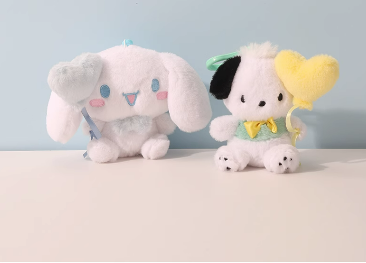 Porte-clés en peluche représentant un personnage de dessin animé avec un cœur