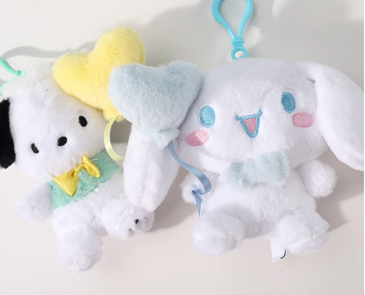 Porte-clés en peluche représentant un personnage de dessin animé avec un cœur