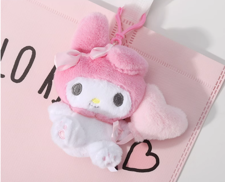Porte-clés en peluche représentant un personnage de dessin animé avec un cœur