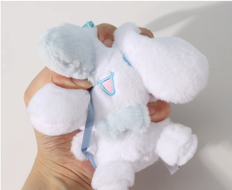Porte-clés en peluche représentant un personnage de dessin animé avec un cœur