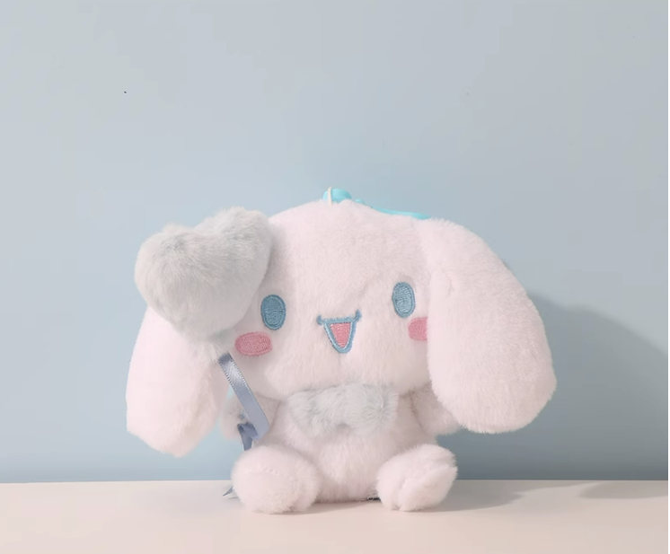 Porte-clés en peluche représentant un personnage de dessin animé avec un cœur