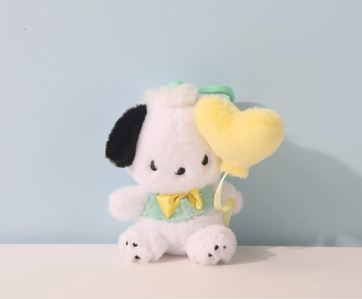 Porte-clés en peluche représentant un personnage de dessin animé avec un cœur
