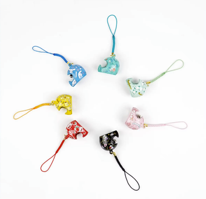 Porte-clés clochette au design de casque mignon