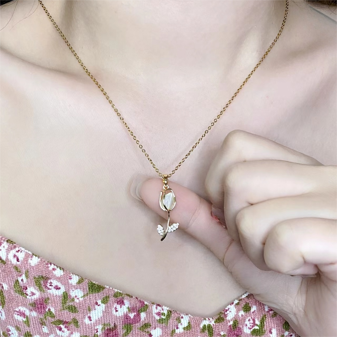 Elegant Rhinestone Crystal Tulip Pendant Necklace