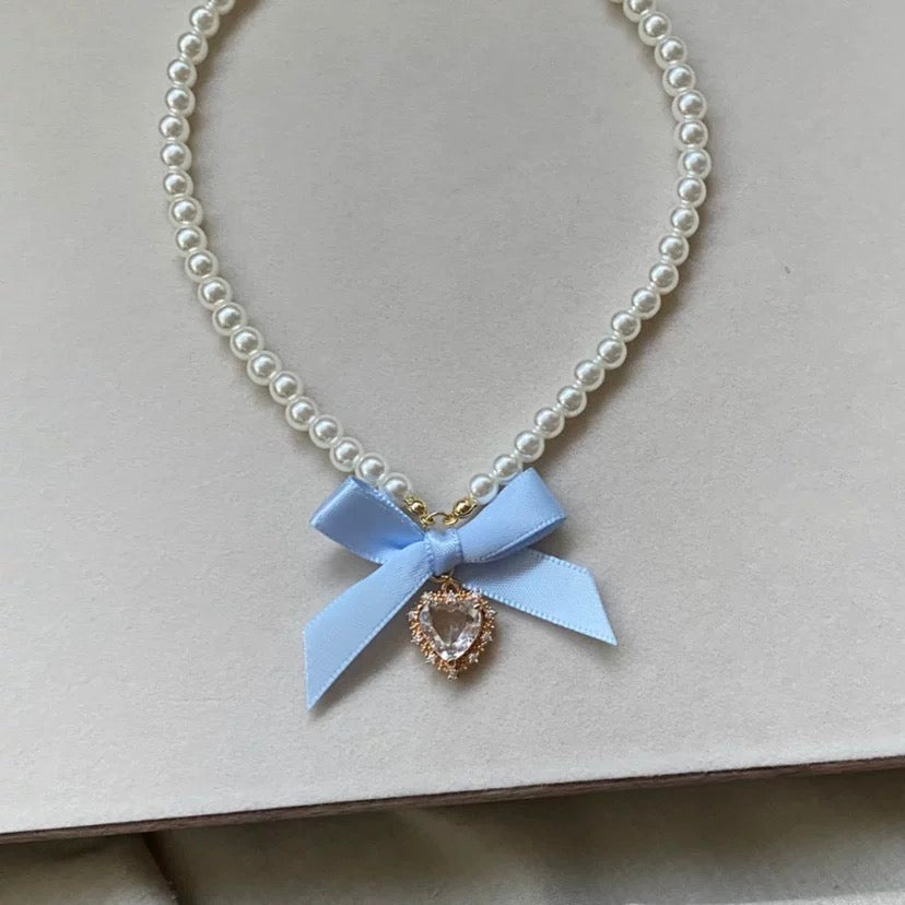 Collier avec pendentif en forme de nœud papillon et ruban en forme de cœur