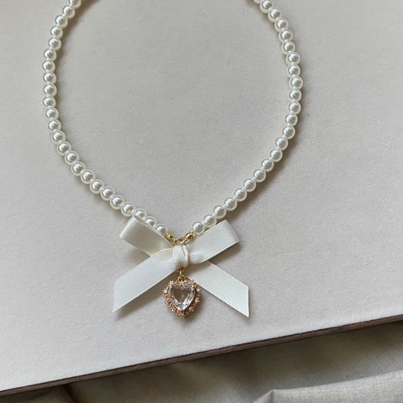 Collier avec pendentif en forme de nœud papillon et ruban en forme de cœur