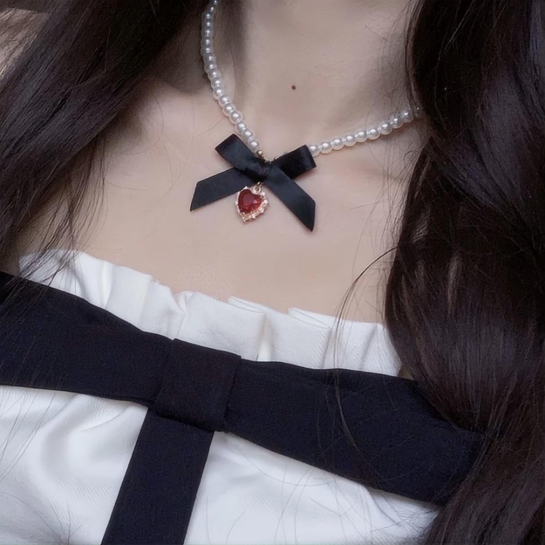 Collier avec pendentif en forme de nœud papillon et ruban en forme de cœur