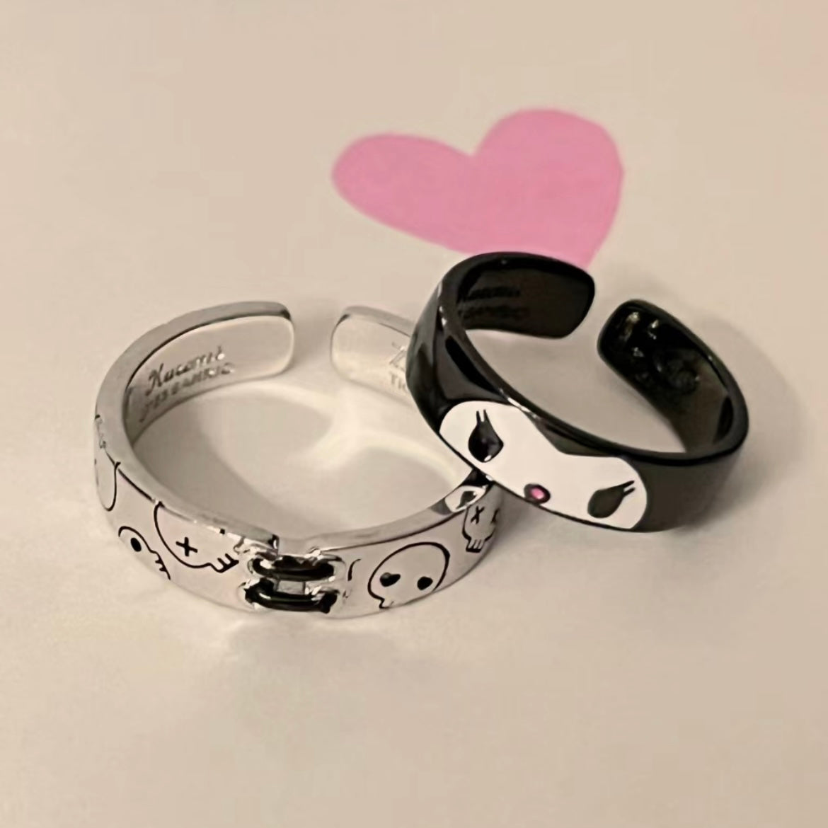 Bague assortie en émail chic avec motif sculpté Kuro Baku