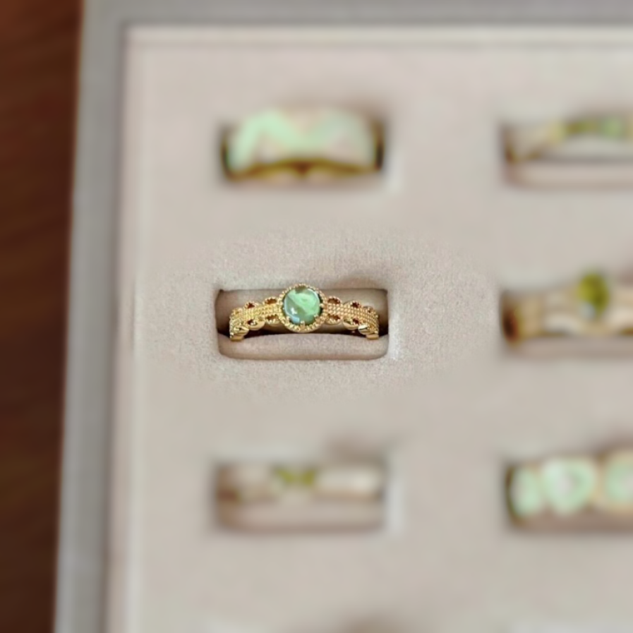 Bague ouverte élégante incrustée de cristal vert
