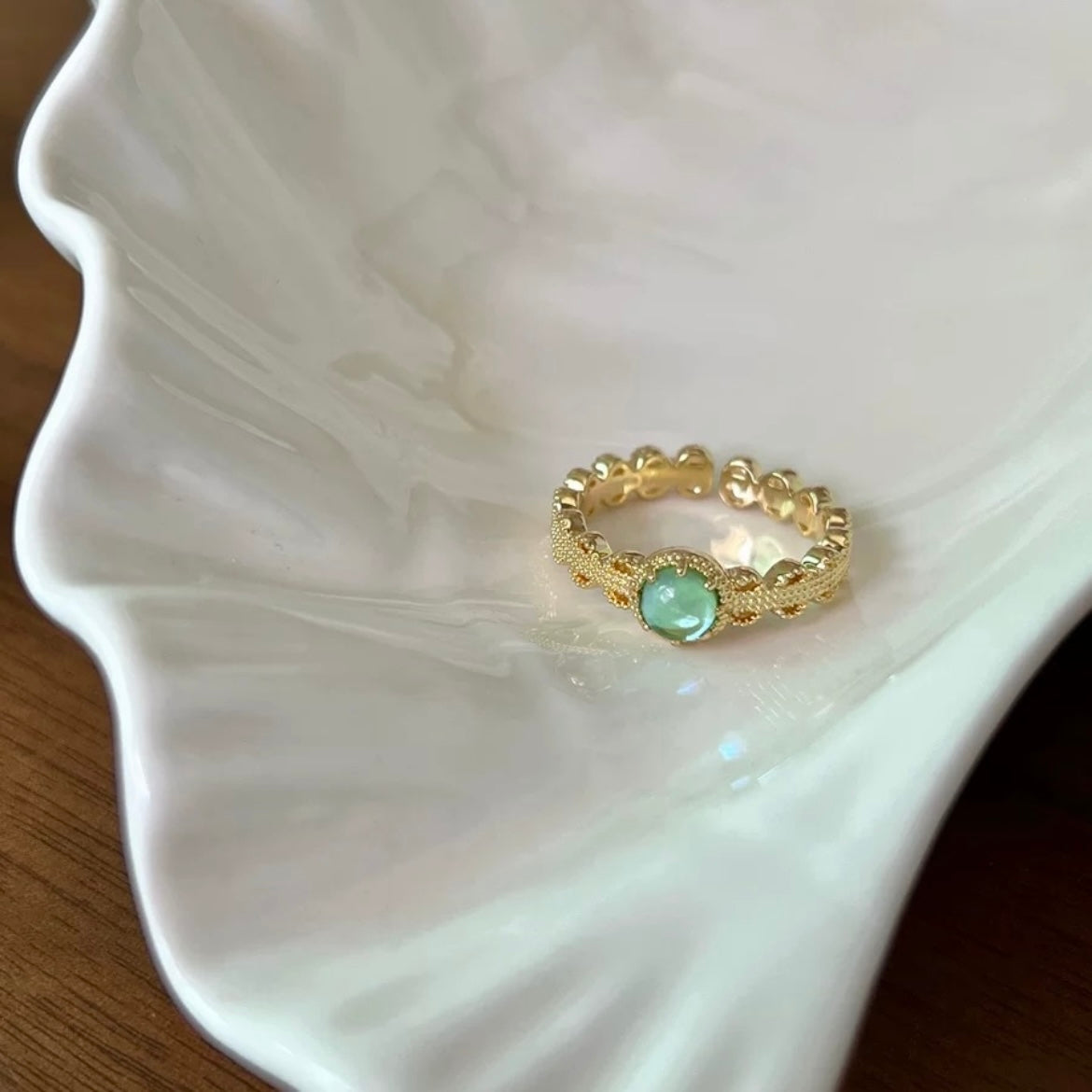Bague ouverte élégante incrustée de cristal vert