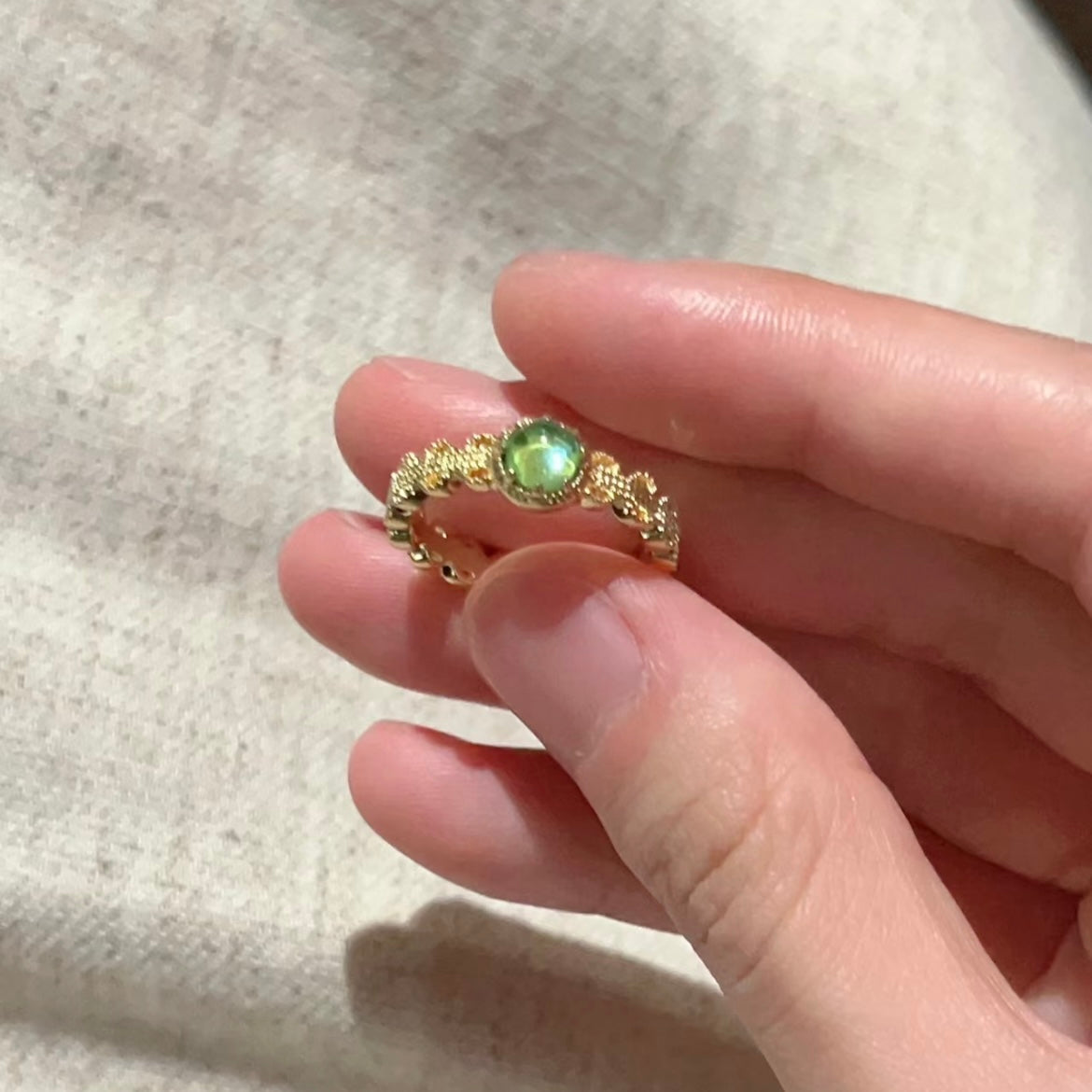 Bague ouverte élégante incrustée de cristal vert