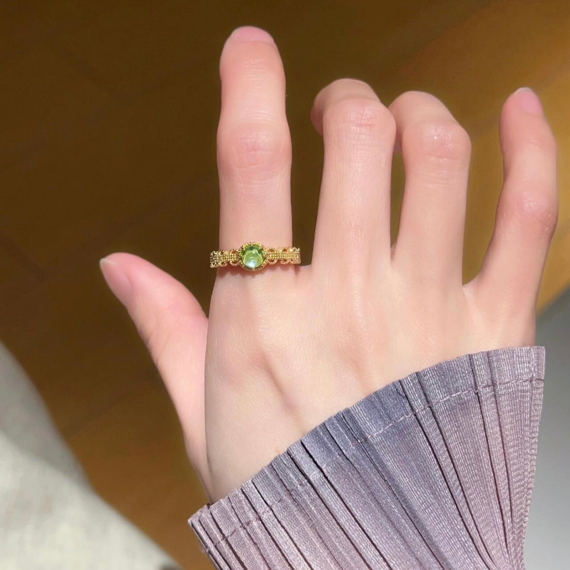 Bague ouverte élégante incrustée de cristal vert