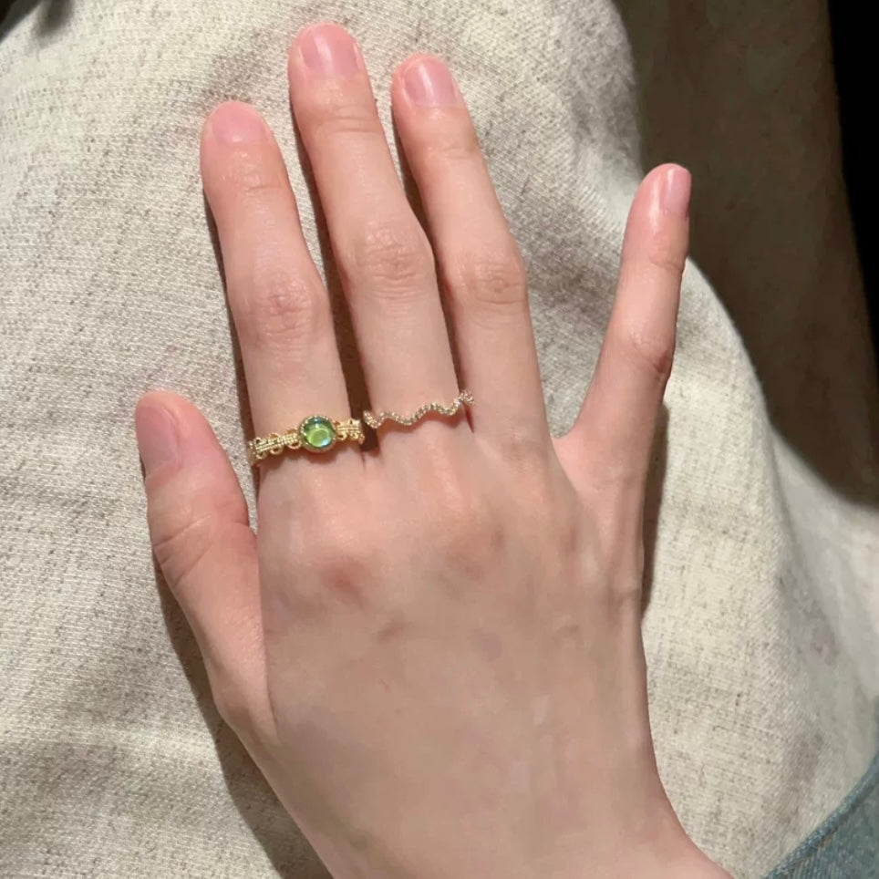 Bague ouverte élégante incrustée de cristal vert
