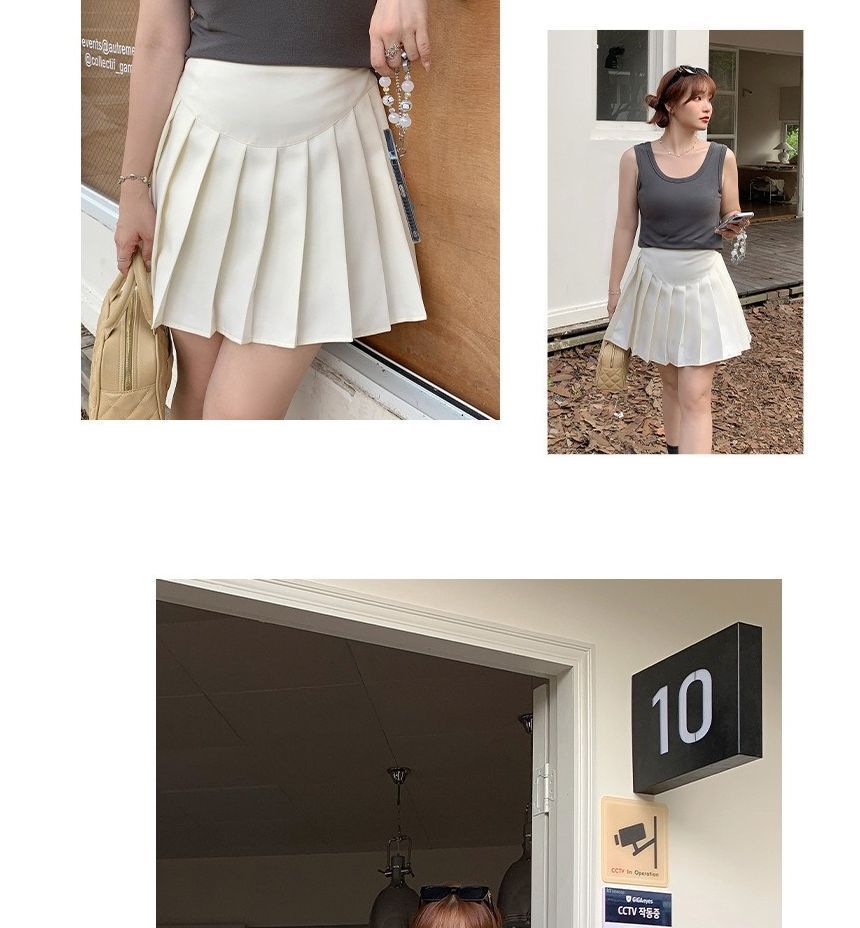 Mid-Rise Pleated Mini Skirt in Solid Color