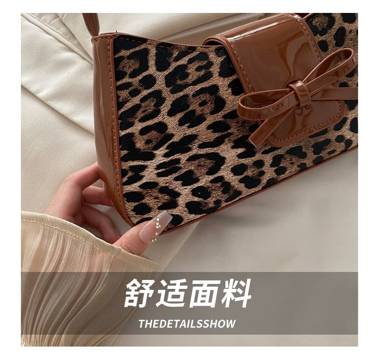 Leopard Patterned Bow Panel Shoulder Bag