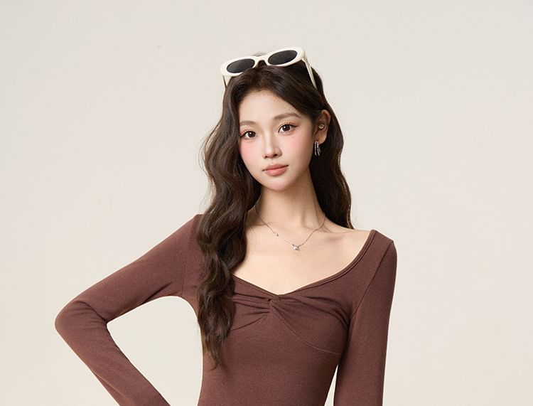 Extended Sleeve V-Neck Twisted Solid Blouse