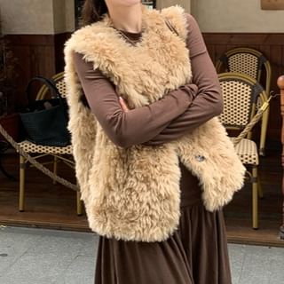 Faux Fur Vest / Long-Sleeve T-Shirt / High Waist Maxi A-Line Skirt