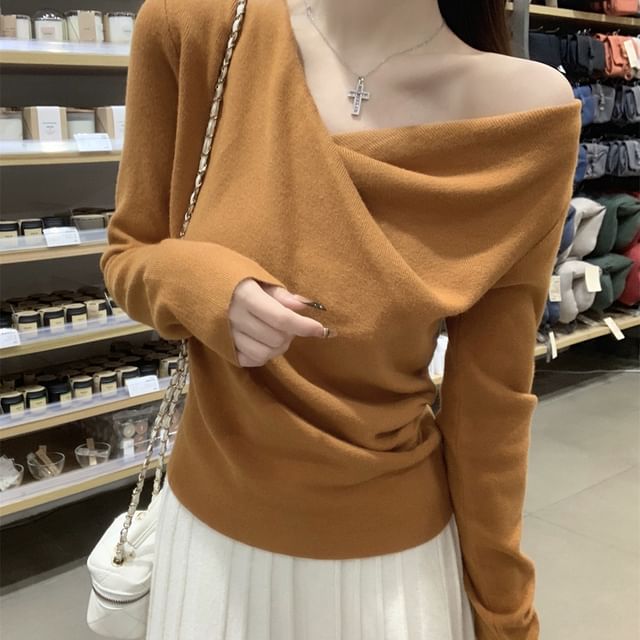 Ruched Knit Blouse with V-Neckline and Extended Sleeves in Solid Color