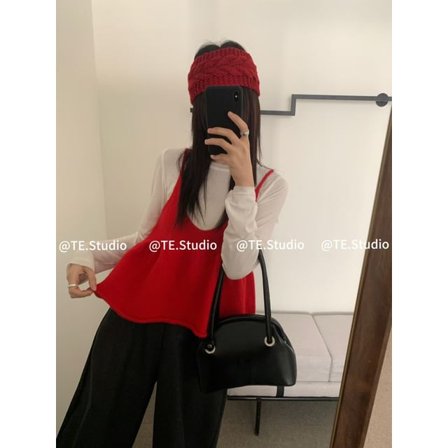 Cropped V-Neck Sleeveless Top in Solid Color