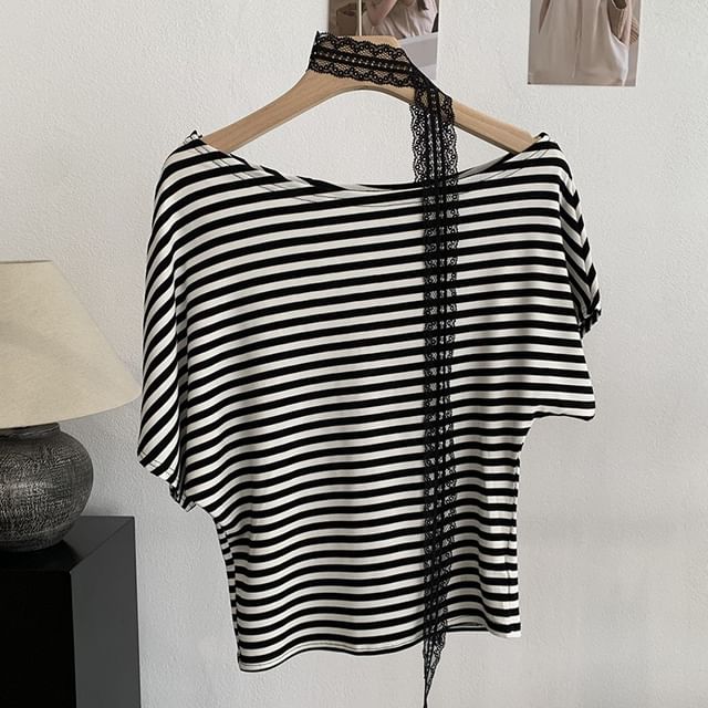 Set: Short-Sleeve Off-Shoulder T-Shirt + Lace Skinny Scarf