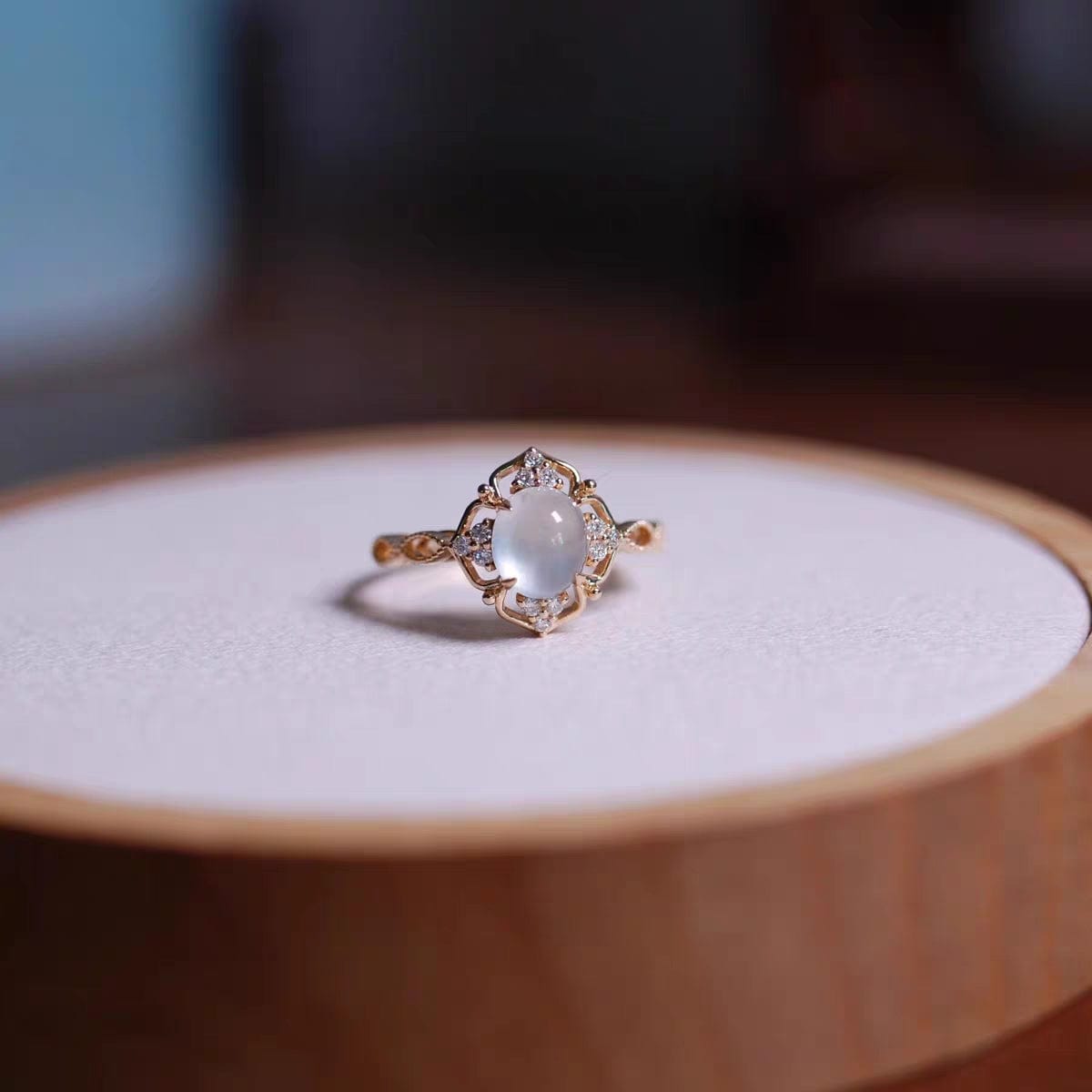 Bague en pierre de lune de style baroque