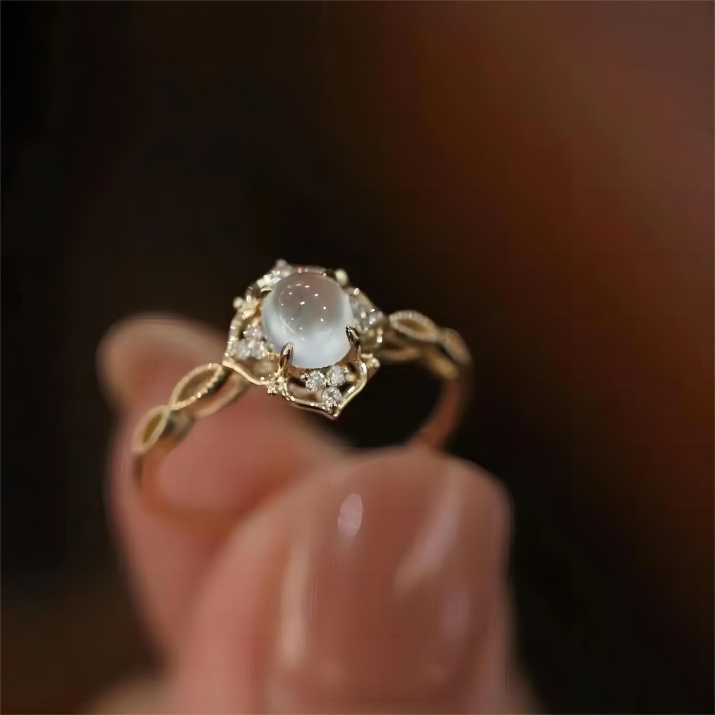 Bague en pierre de lune de style baroque