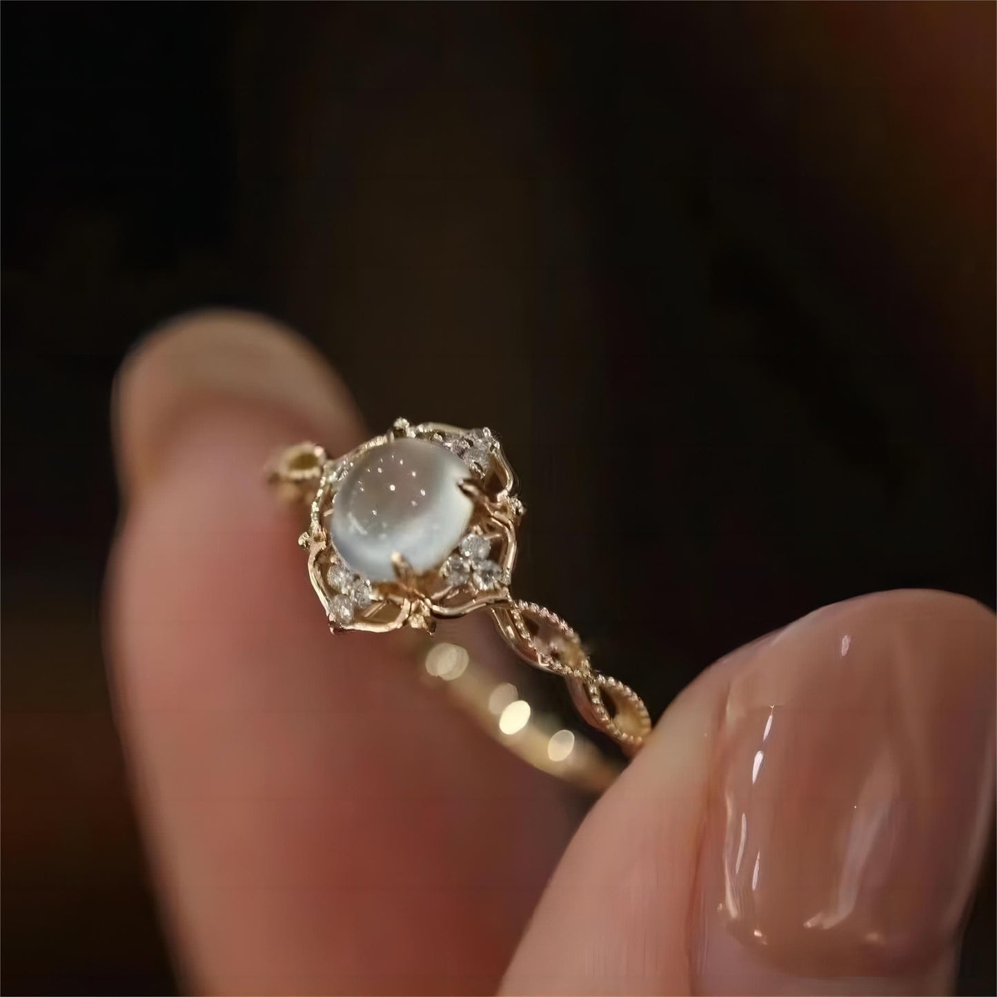 Bague en pierre de lune de style baroque