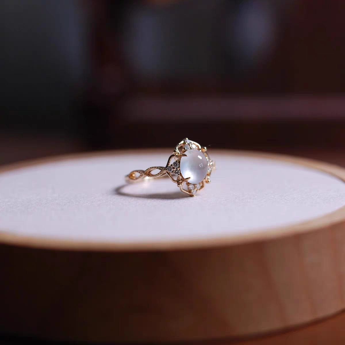 Bague en pierre de lune de style baroque