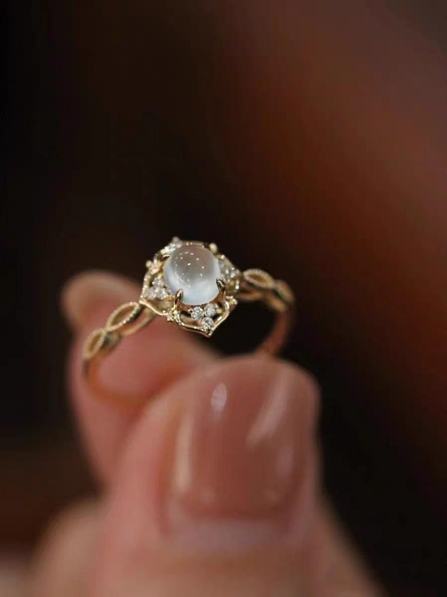 Bague en pierre de lune de style baroque