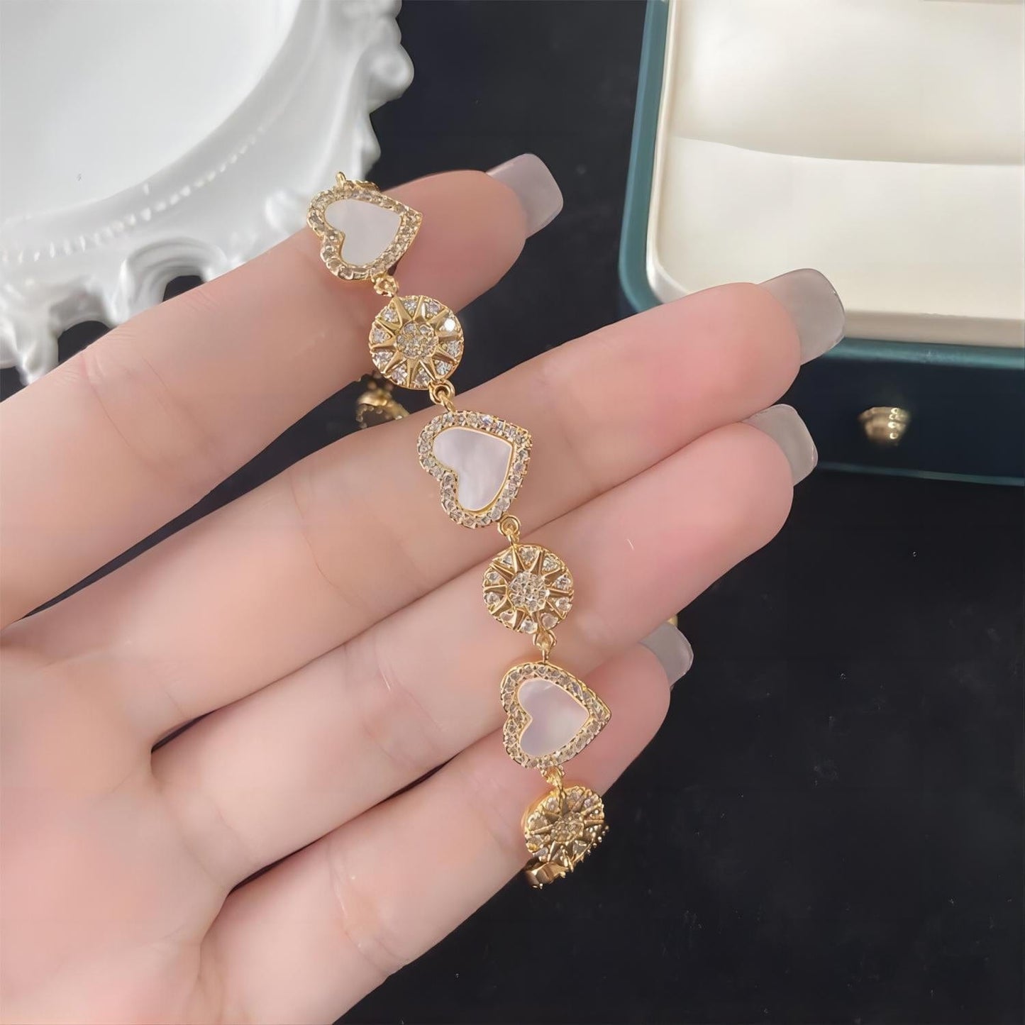 Bracelet coeur en nacre naturelle et or