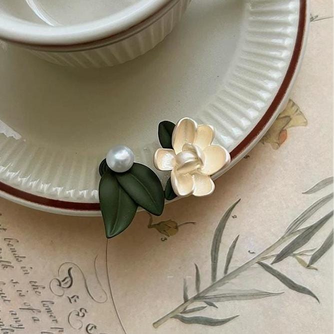 Chic Asymmetric Gardenia Flower Pearl Earrings