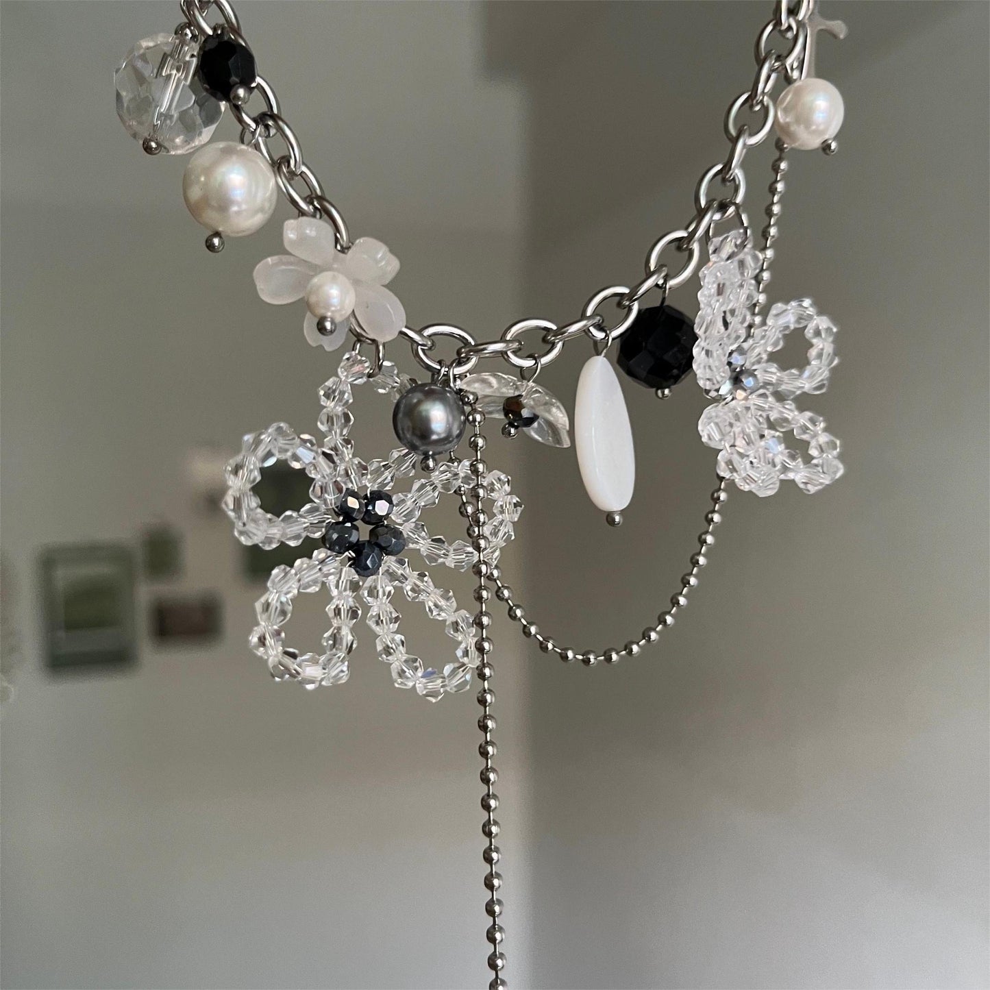 Collier chic avec papillon et fleur en cristal