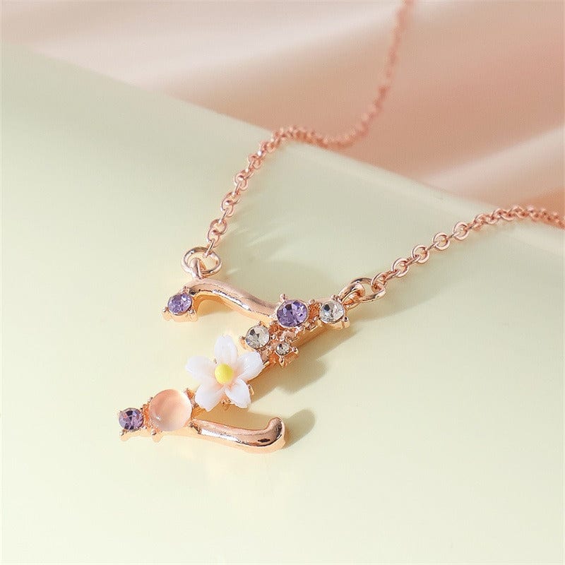Collier avec lettre monogramme de l'alphabet floral
