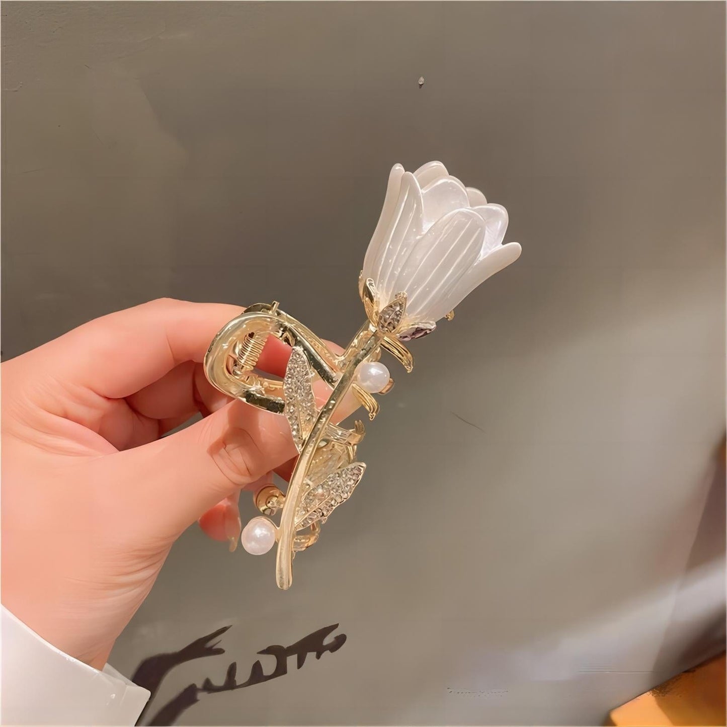 Haarspange mit Tulpen-Chignon-Klauenclip und Perleneinlage