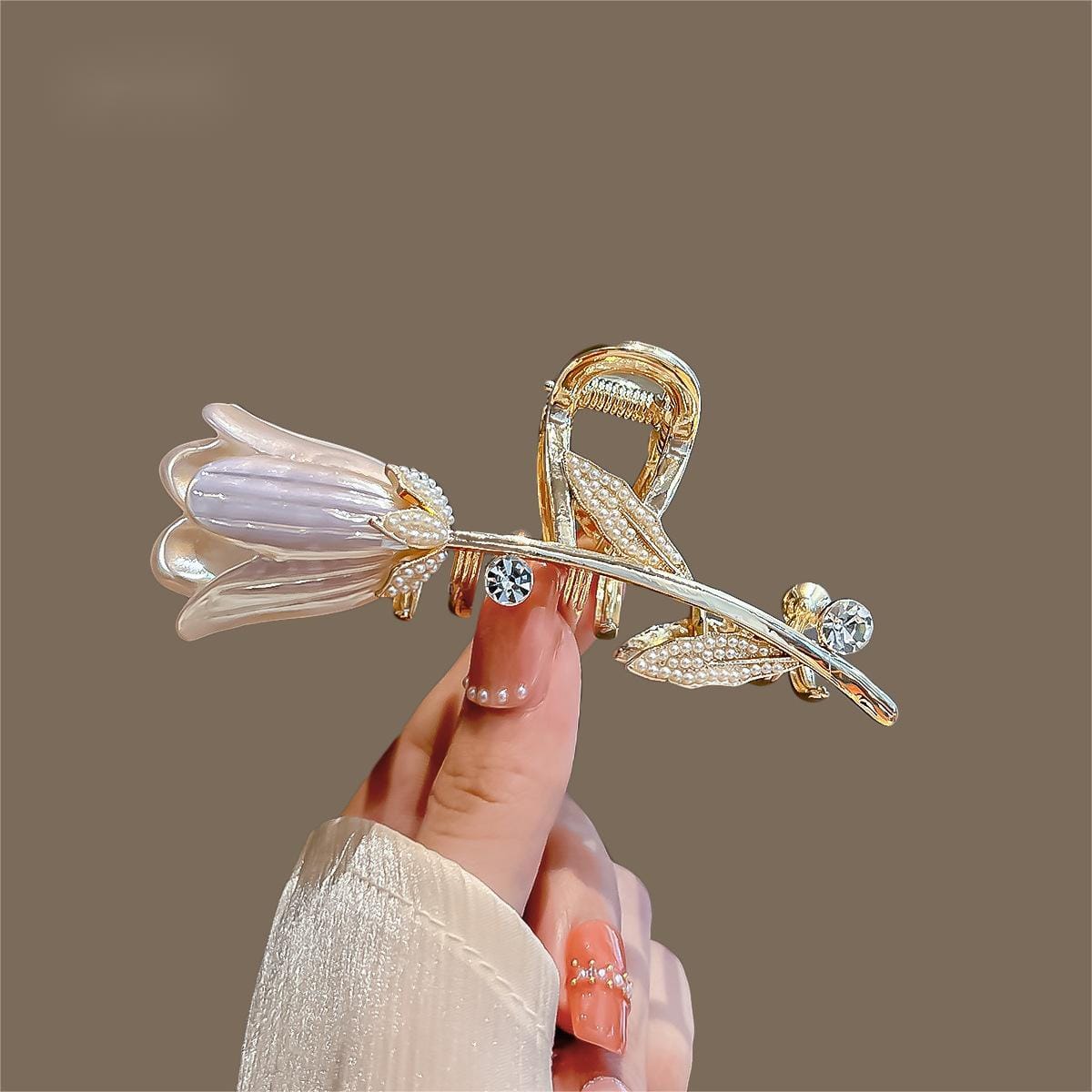 Haarspange mit Tulpen-Chignon-Klauenclip und Perleneinlage