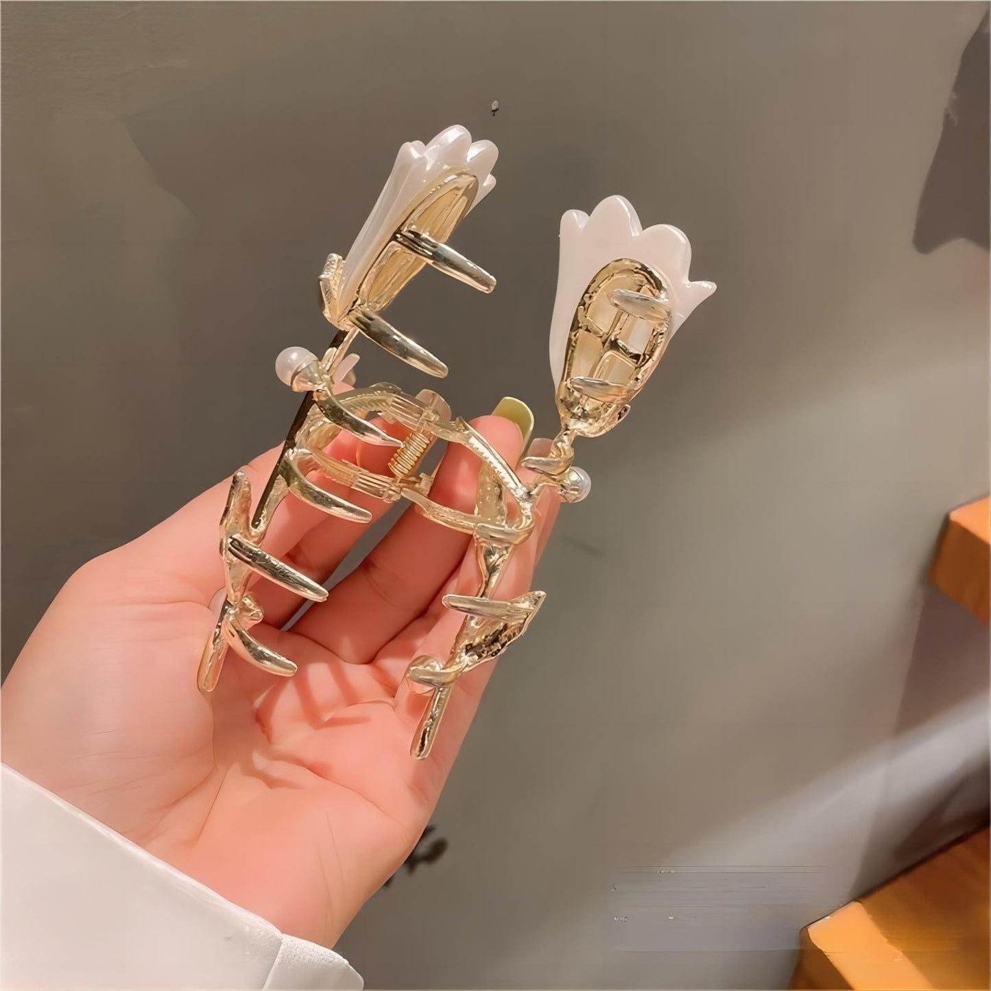 Haarspange mit Tulpen-Chignon-Klauenclip und Perleneinlage