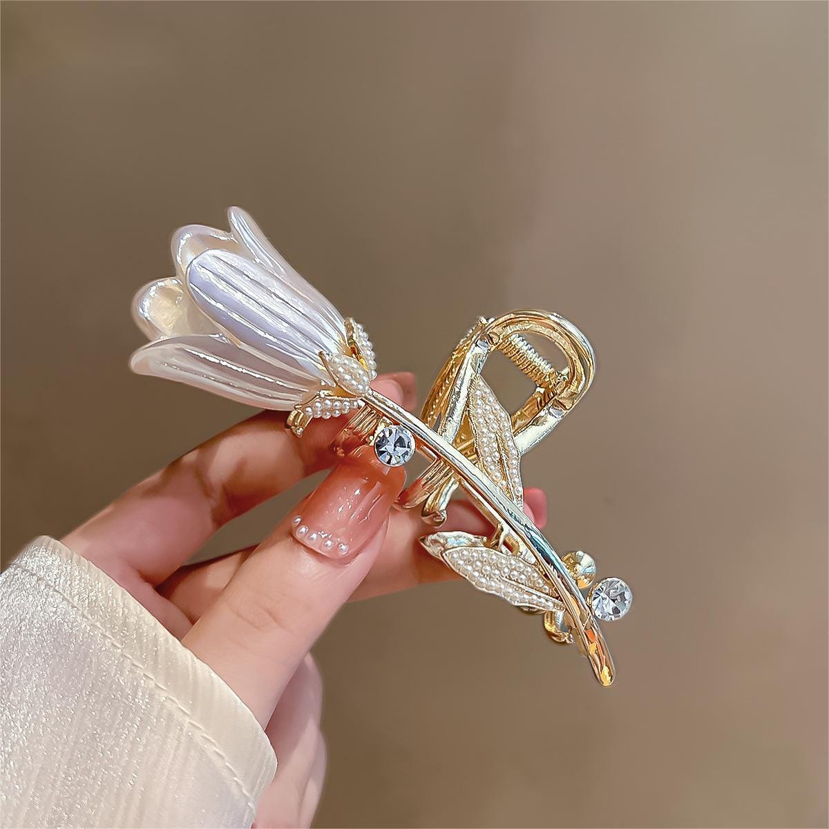 Haarspange mit Tulpen-Chignon-Klauenclip und Perleneinlage