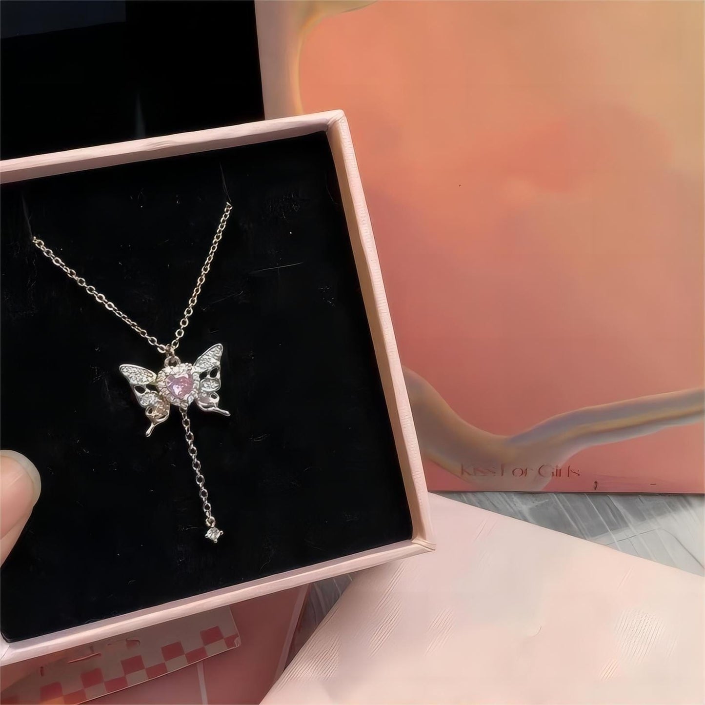 Collier charmant et doux en forme de cœur et de papillon