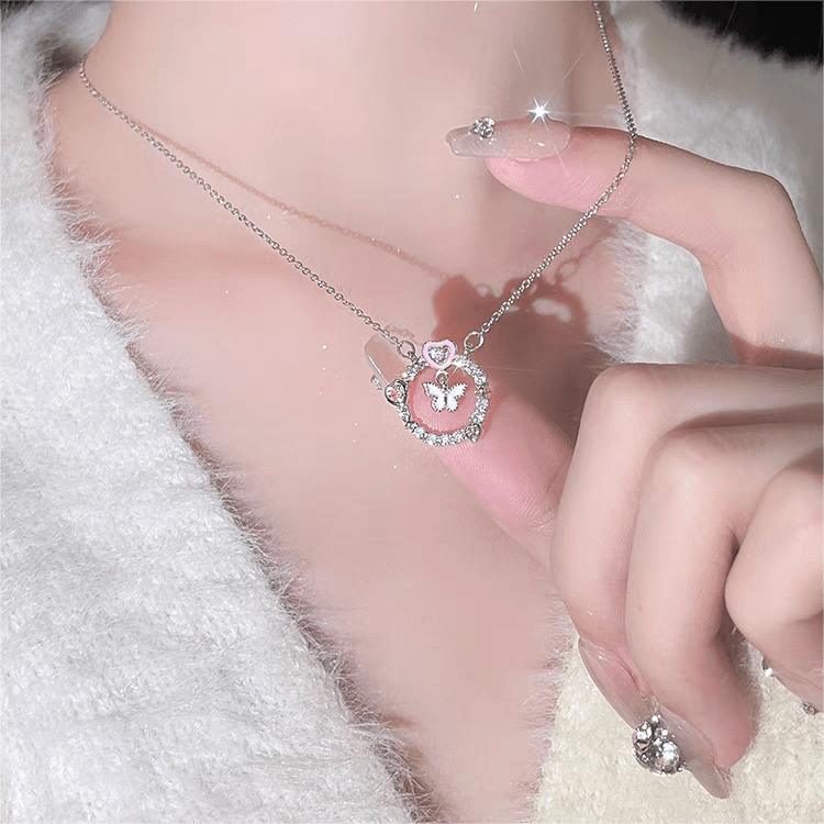 Collier avec anneau en forme de cœur et papillon rose