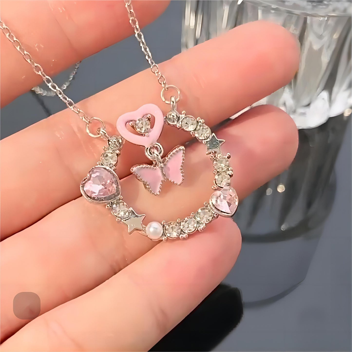 Collier avec anneau en forme de cœur et papillon rose