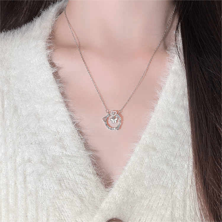 Collier avec anneau en forme de cœur et papillon rose